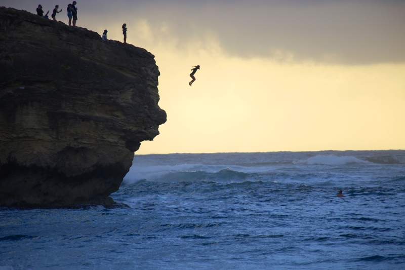 At the ends of the earth: a guide to the beaches and coasts of Oahu (Hawaii)