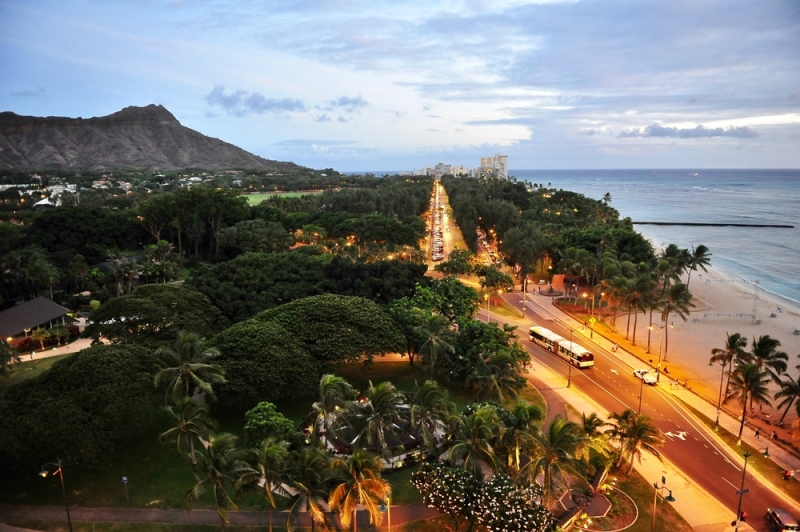 At the ends of the earth: a guide to the beaches and coasts of Oahu (Hawaii)