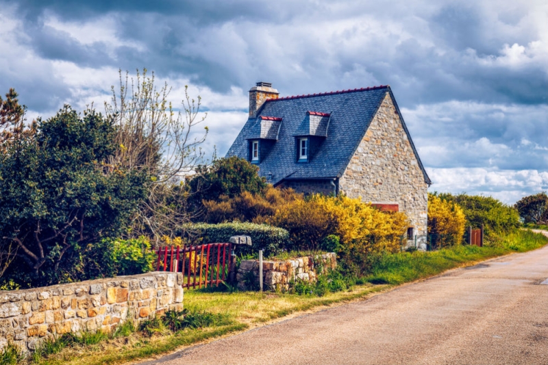 5 most beautiful cycling routes in France: castles, cliffs, palaces and the ocean coast