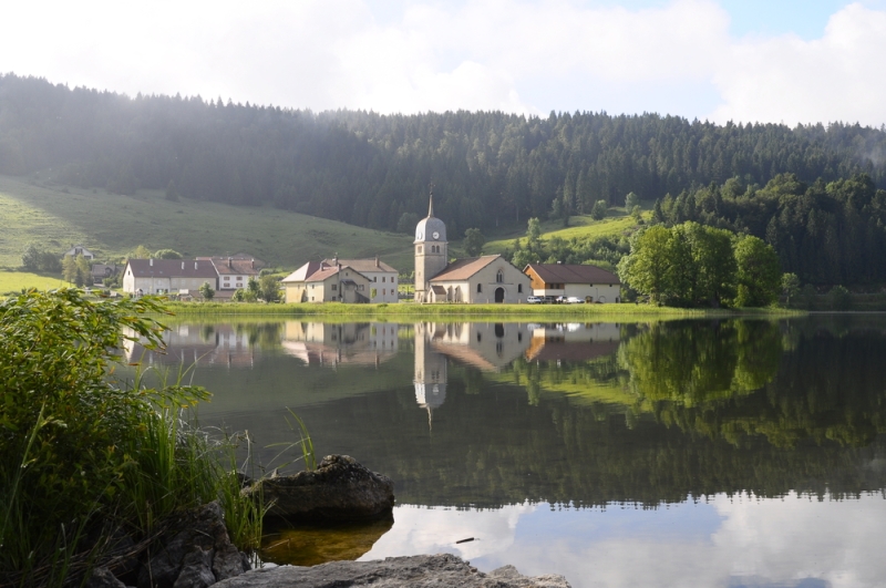 5 most beautiful cycling routes in France: castles, cliffs, palaces and the ocean coast