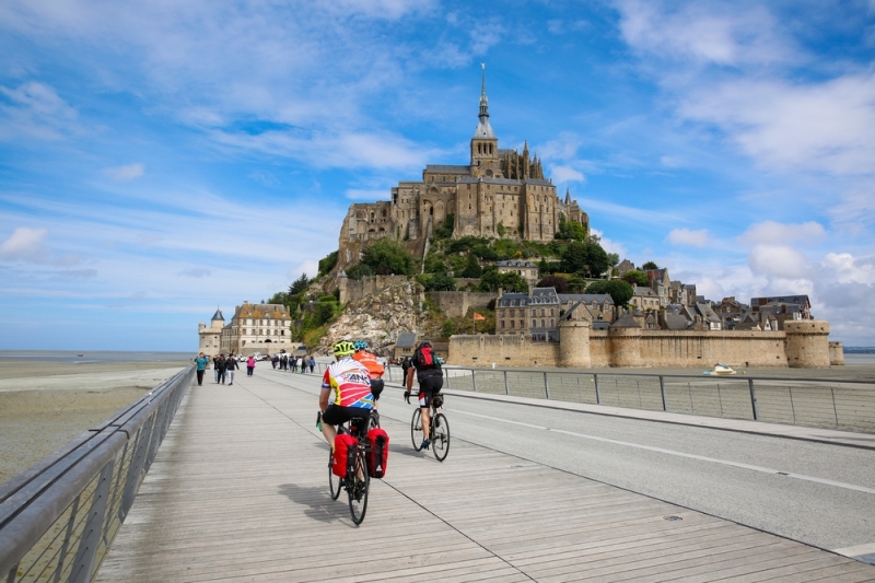 5 most beautiful cycling routes in France: castles, cliffs, palaces and the ocean coast