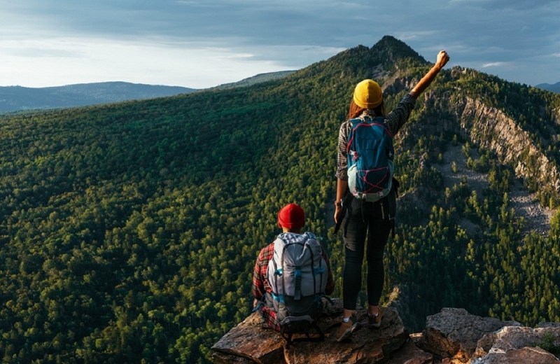 Backpack over your shoulders and forward: easy routes for meditative hikes