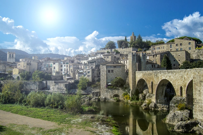 By car in Catalonia: medieval cities and lava plateaus