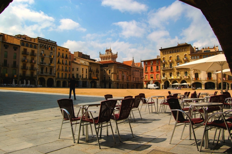 By car in Catalonia: medieval cities and lava plateaus