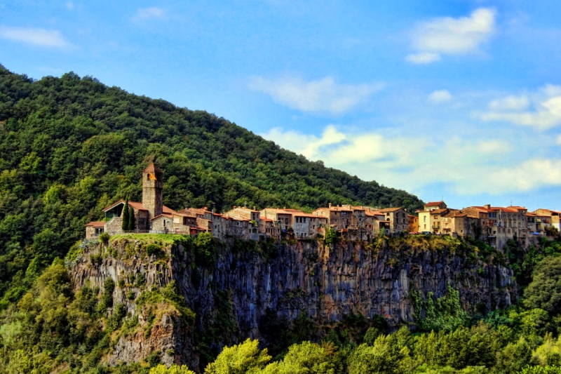 By car in Catalonia: medieval cities and lava plateaus