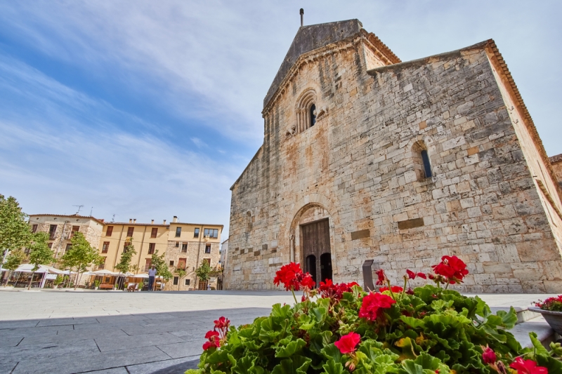 By car in Catalonia: medieval cities and lava plateaus