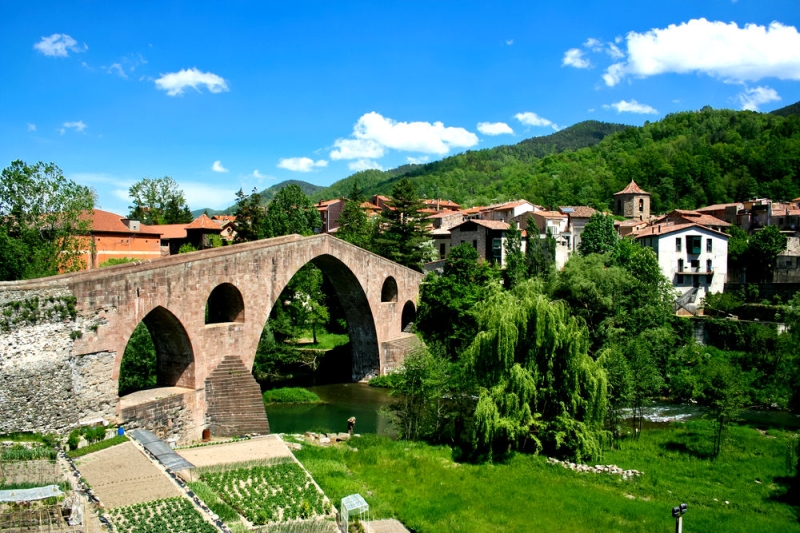 By car in Catalonia: medieval cities and lava plateaus