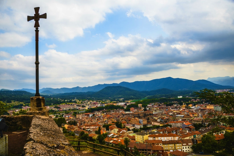 By car in Catalonia: medieval cities and lava plateaus