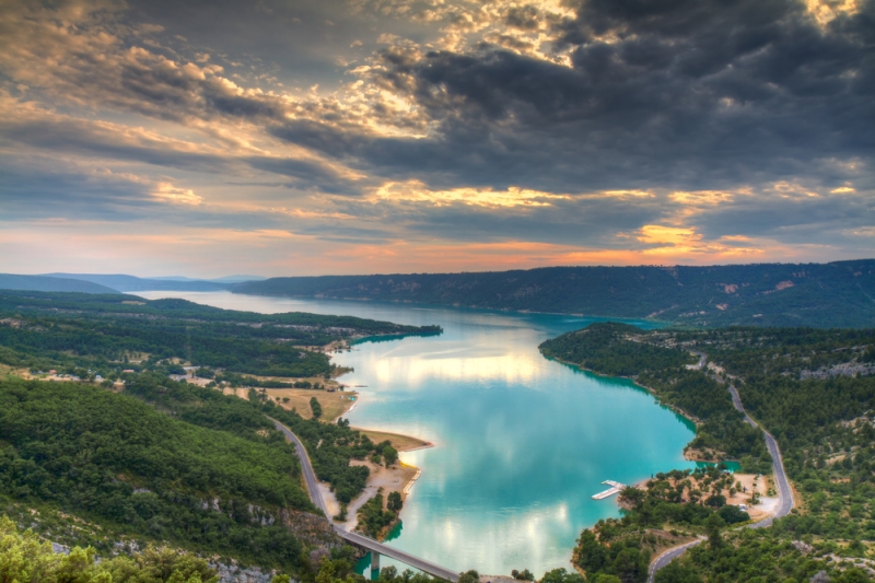 Dream trip to Haute-Provence: giant gorge, azure lake and waterfalls