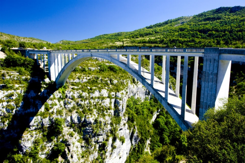 Dream trip to Haute-Provence: giant gorge, azure lake and waterfalls