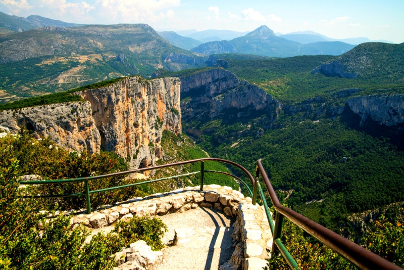 Dream trip to Haute-Provence: giant gorge, azure lake and waterfalls