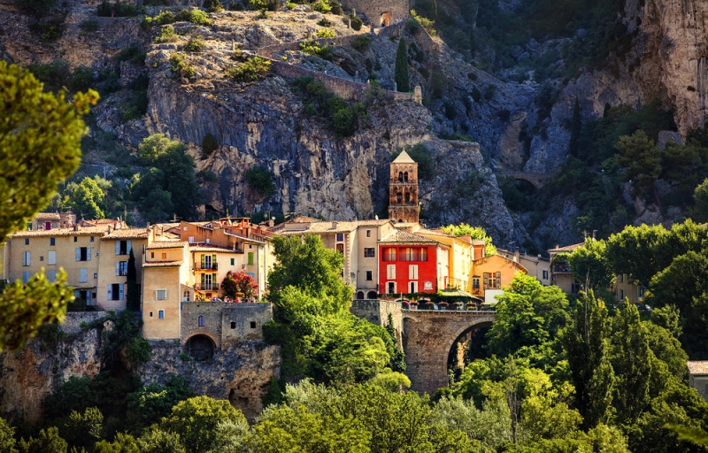 Dream trip to Haute-Provence: giant gorge, azure lake and waterfalls