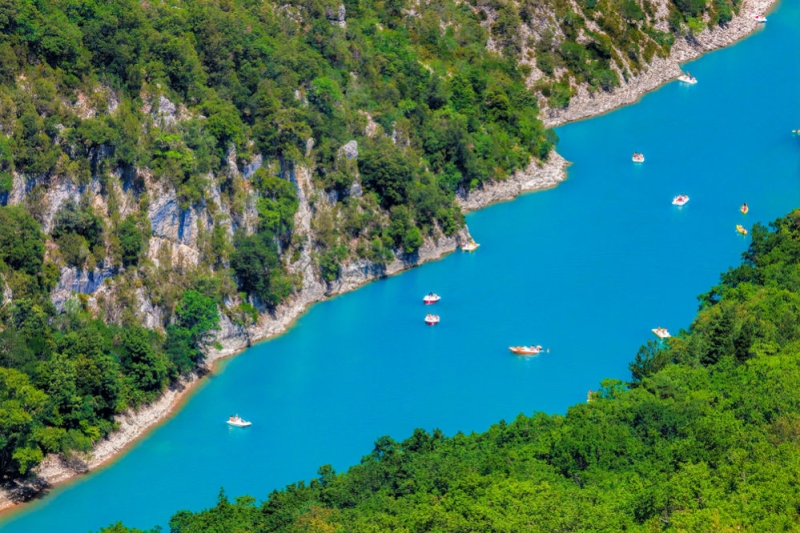 Dream trip to Haute-Provence: giant gorge, azure lake and waterfalls