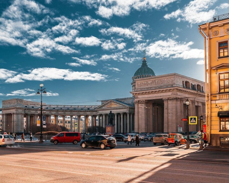 Free St. Petersburg: museums, rooftops and flea market