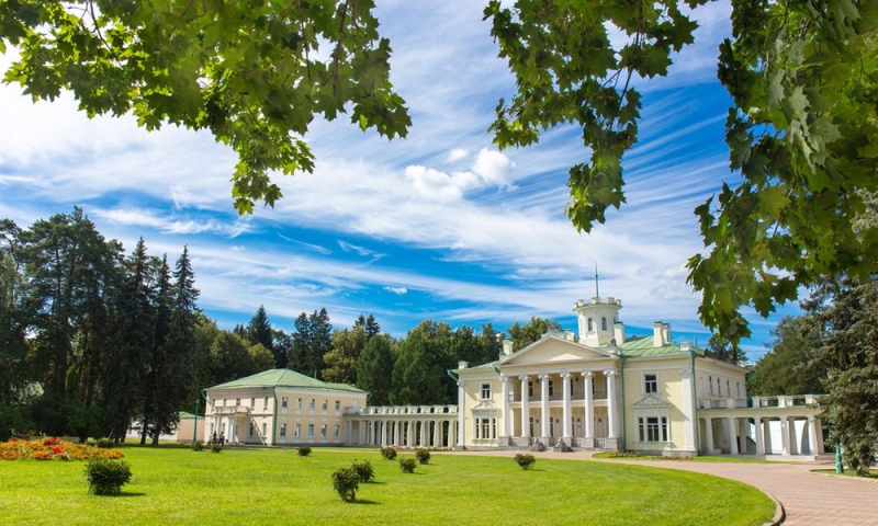 Live like a gentleman: six hotels on the territory of palaces and estates