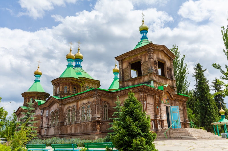 The beauty of Kyrgyzstan: the museum of petroglyphs, thermal springs and high-mountain pastures “jailoo”