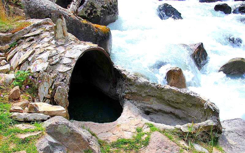 The beauty of Kyrgyzstan: the museum of petroglyphs, thermal springs and high-mountain pastures “jailoo”