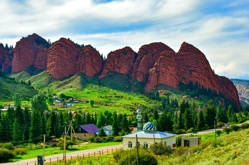 The beauty of Kyrgyzstan: the museum of petroglyphs, thermal springs and high-mountain pastures “jailoo”