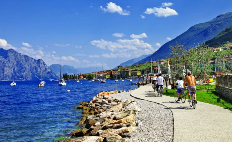 Why is everyone crazy about Lake Garda and what to do there