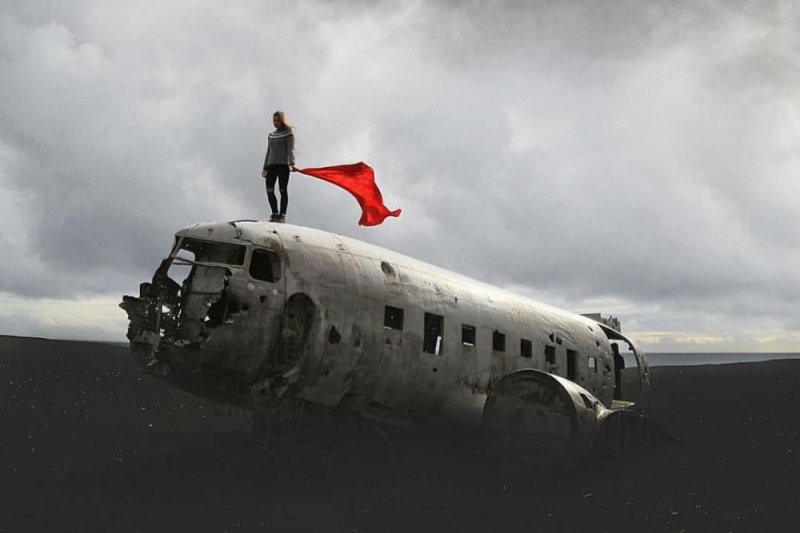 Without tail and wings. The story of an American plane that crashed on a beach in Iceland