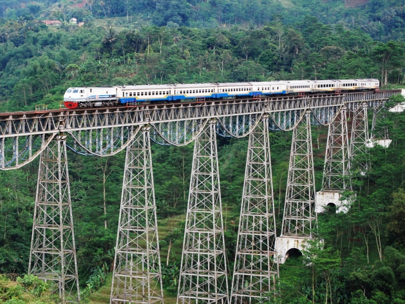 10 Scariest Train Routes in the World