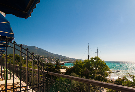 Under the blue sky: winter Yalta and the hotel from the film “Assa”