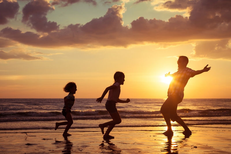 What to do on the beach with a child. Tips for parents