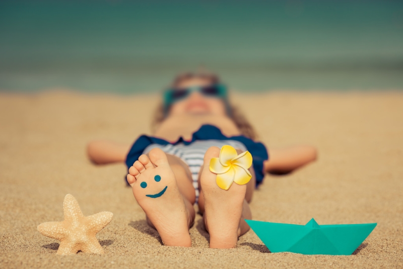 What to do on the beach with a child. Tips for parents