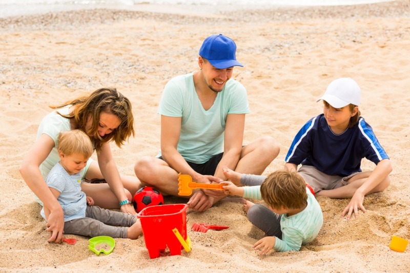 What to do on the beach with a child. Tips for parents