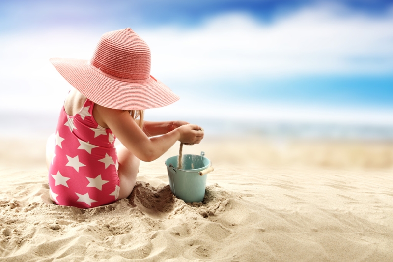 What to do on the beach with a child. Tips for parents