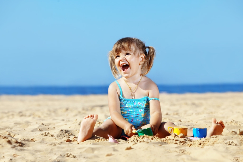 What to do on the beach with a child. Tips for parents