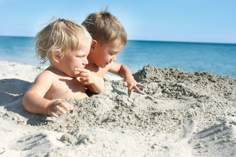 What to do on the beach with a child. Tips for parents