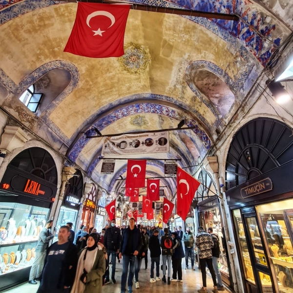 Istanbul is a city of cats and bright colors!