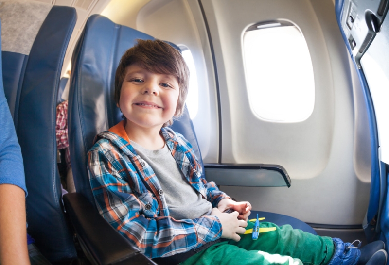 What to do with a child on a plane, besides gadgets (and not go crazy)