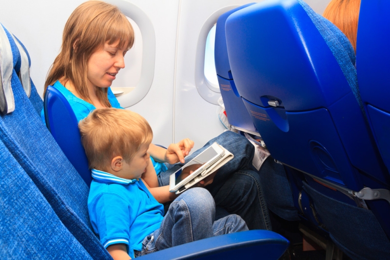 What to do with a child on a plane, besides gadgets (and not go crazy)