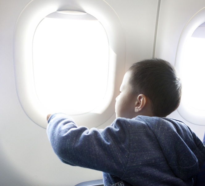 What to do with a child on a plane, besides gadgets (and not go crazy)