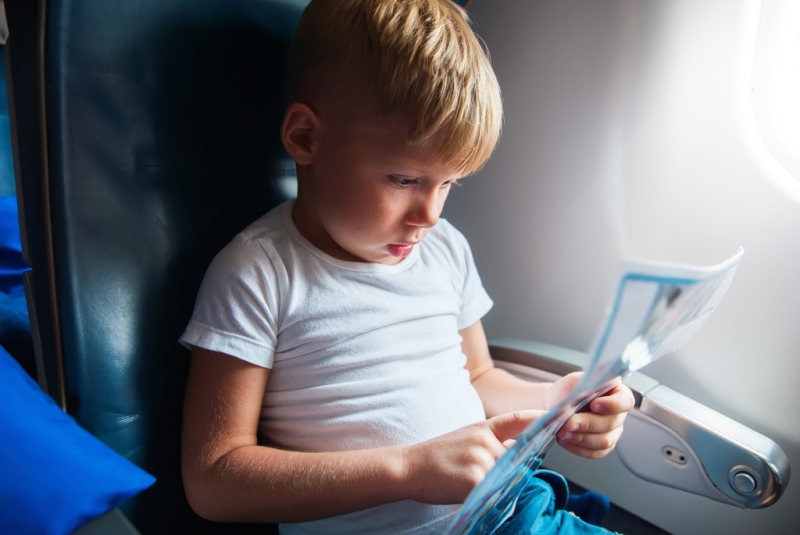 What to do with a child on a plane, besides gadgets (and not go crazy)